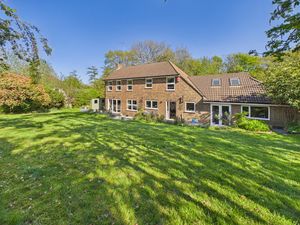 REAR ASPECT & GARDEN- click for photo gallery